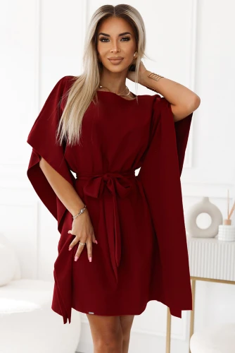 Sieviešu kleita bordo krāsā ar elegantu jostu, kas izceļ vidukli. Kleitai ir plati, brīvi krītoši piedurknes, kas piešķir tai modernu un stilīgu izskatu.}
