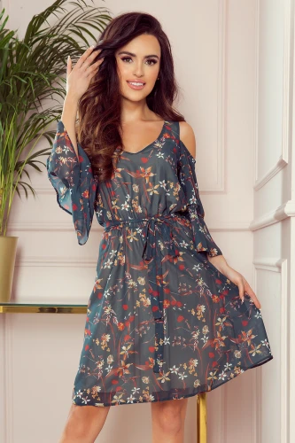 Gaisīga, ziedu rakstiem rotāta kleita ar brīvi krītošām piedurknēm un jostu, kas izceļ vidukli. Kleita ir ideāli piemērota gan ikdienas valkāšanai, gan īpašiem gadījumiem.}