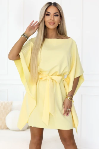 Modelis demonstrē Numoco pasteļtoņa citrona krāsas mini kleitu ar brīvām kimono tipa piedurknēm un vidukļa saiti, kas skaisti uzsver taliju. Eleganta, viegla kleita – ideāli piemērota vasarai, ballītēm un stilīgām izejamām reizēm.}
