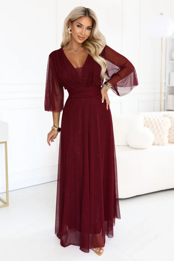 Bordo krāsas maxi kleita plus size Numoco Basic ar mirdzošu tilu, pārliekamo dekoltē un vieglām 3/4 piedurknēm
