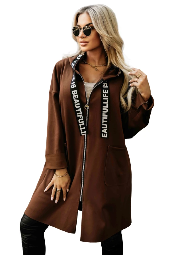 Modelka prezentuje elegancki płaszczyk damski Numoco Basic w odcieniu czekoladowym, zestawiony w casualowej stylizacji miejskiej.